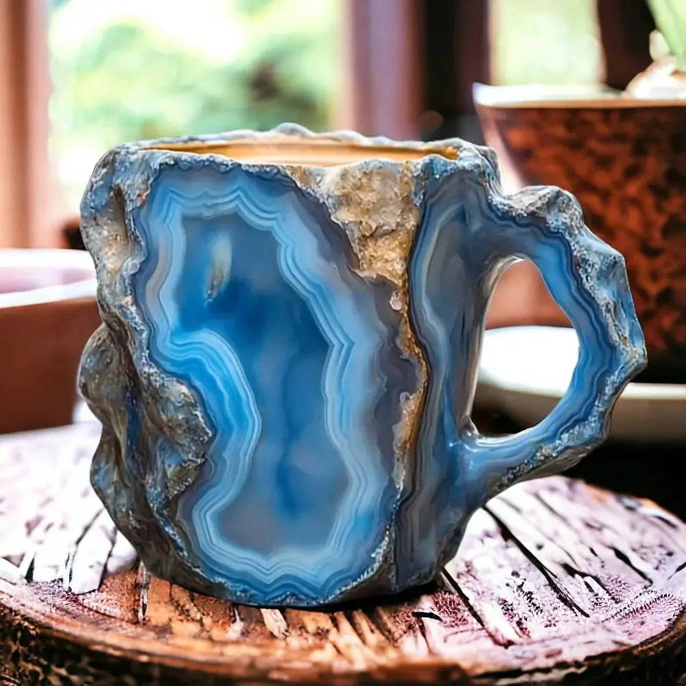 Kaffeetassen mit integrierten Mineralienkristallen